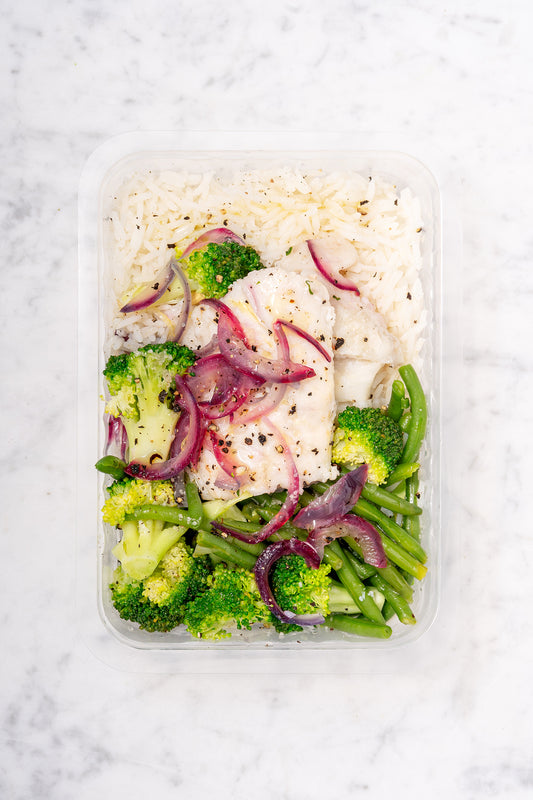 Filet de merlu vapeur, légumes verts, riz & oignon rouge